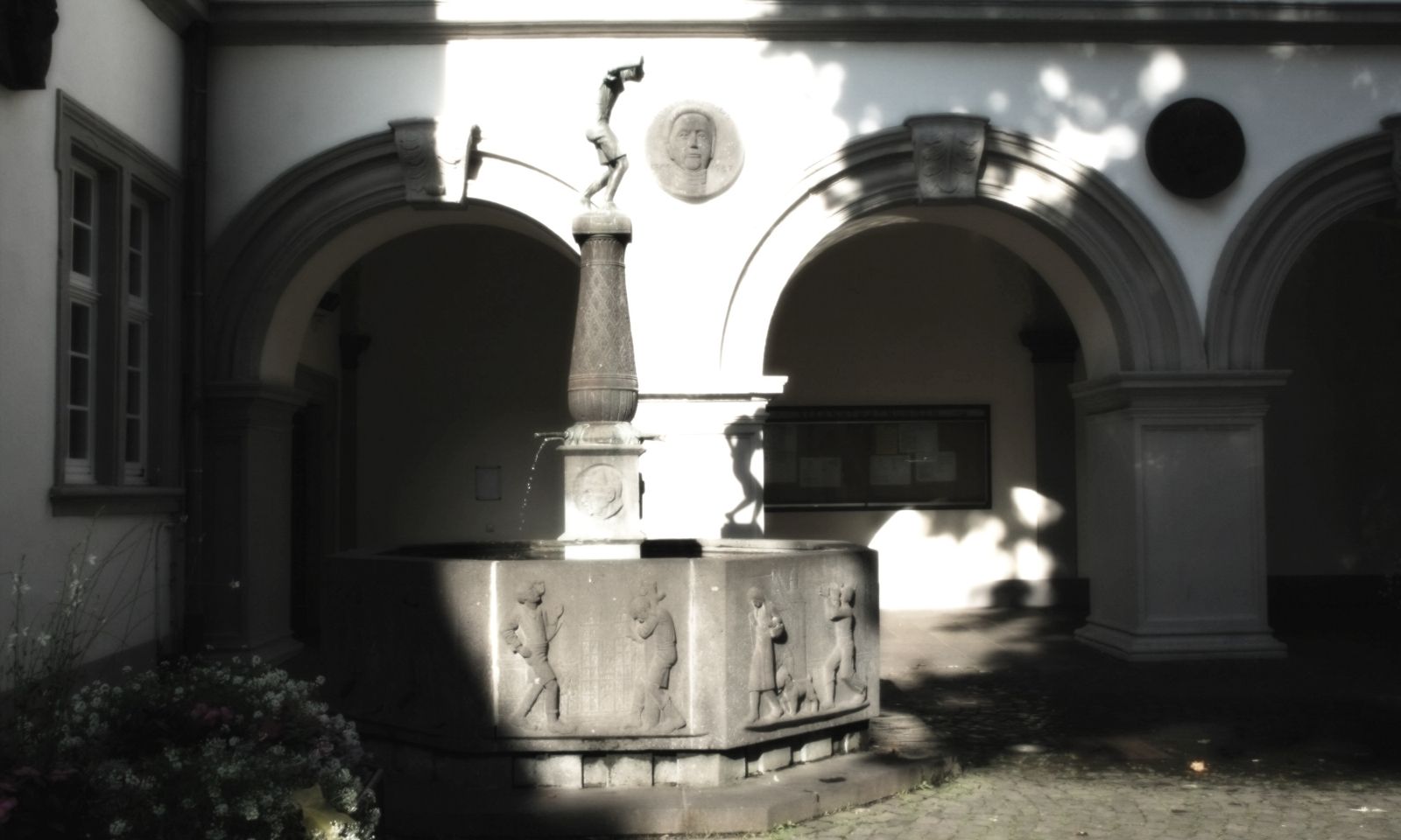 Der Brunnen vor den Arkaden